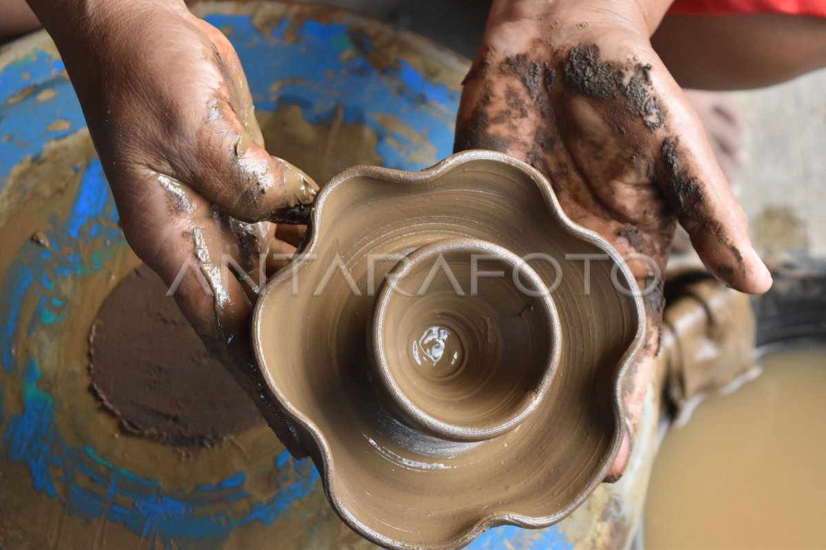 Produksi Kerajinan Gerabah Antara Foto