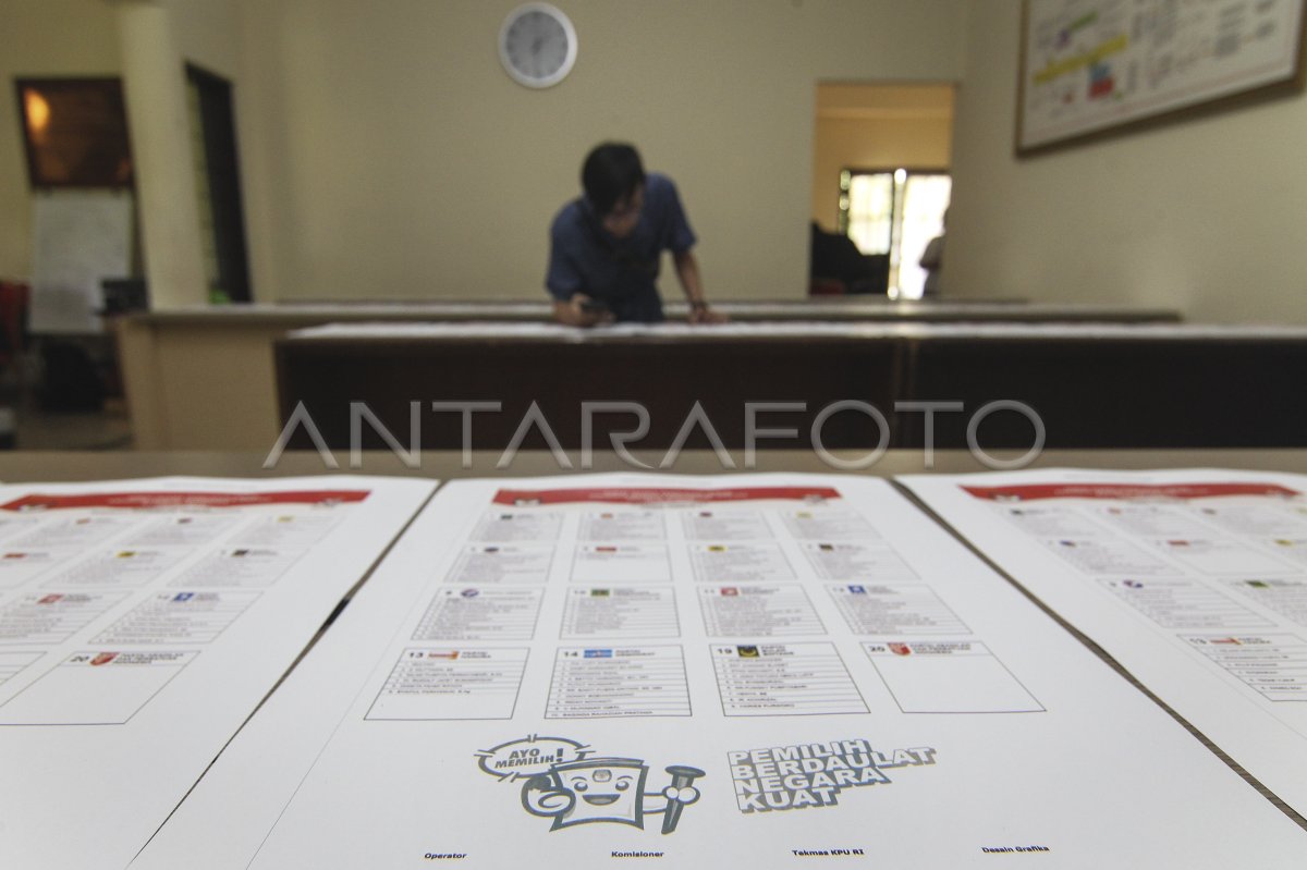 VALIDASI NAMA CALEG DI SURAT SUARA | ANTARA Foto