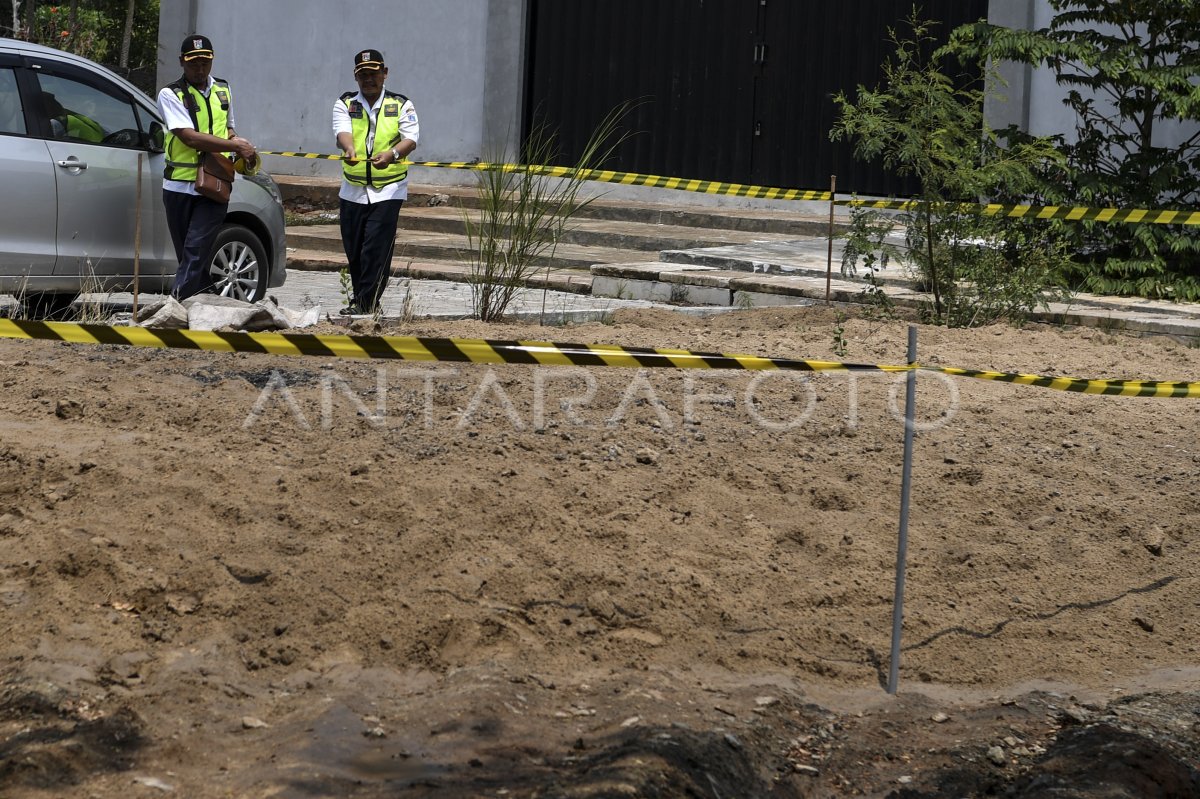 TANAH TERCEMAR LIMBAH B3 DI MARUNDA | ANTARA Foto