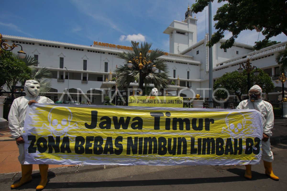 TUNTUT PEMULIHAN LAHAN TERCEMAR LIMBAH | ANTARA Foto