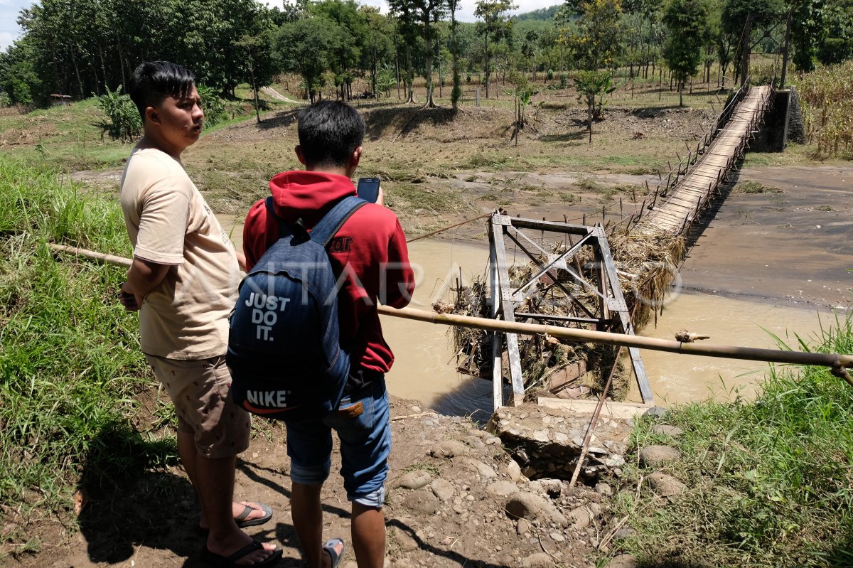 Jembatan Ambruk Diterjang Banjir Antara Foto