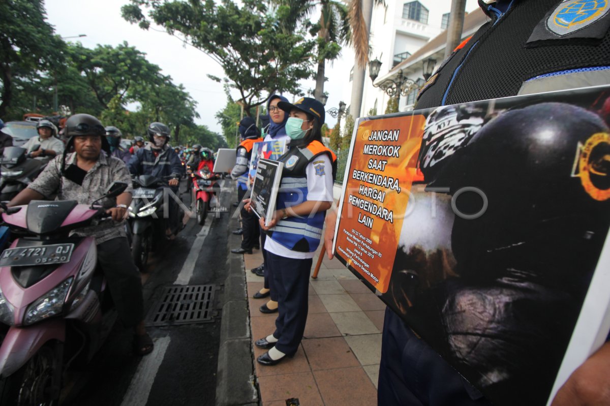 SOSIALISASI PELARANGAN BERKENDARA SAMBIL MEROKOK | ANTARA Foto