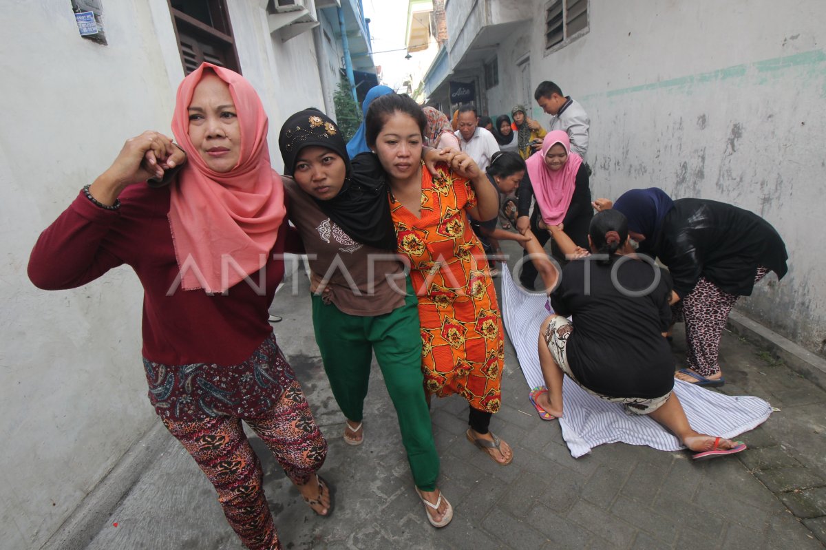 SIMULASI KESIAPSIAGAAN DAN TANGGAP BENCANA | ANTARA Foto