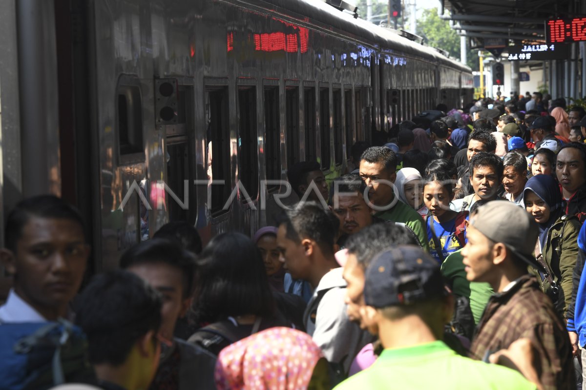 Arus Mudik Stasiun Senen Antara Foto