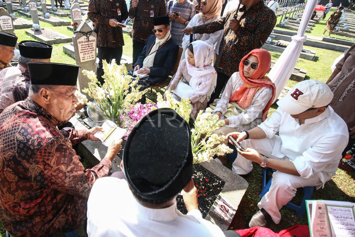 Habibie Ziarah Ke Makam Ainun Antara Foto