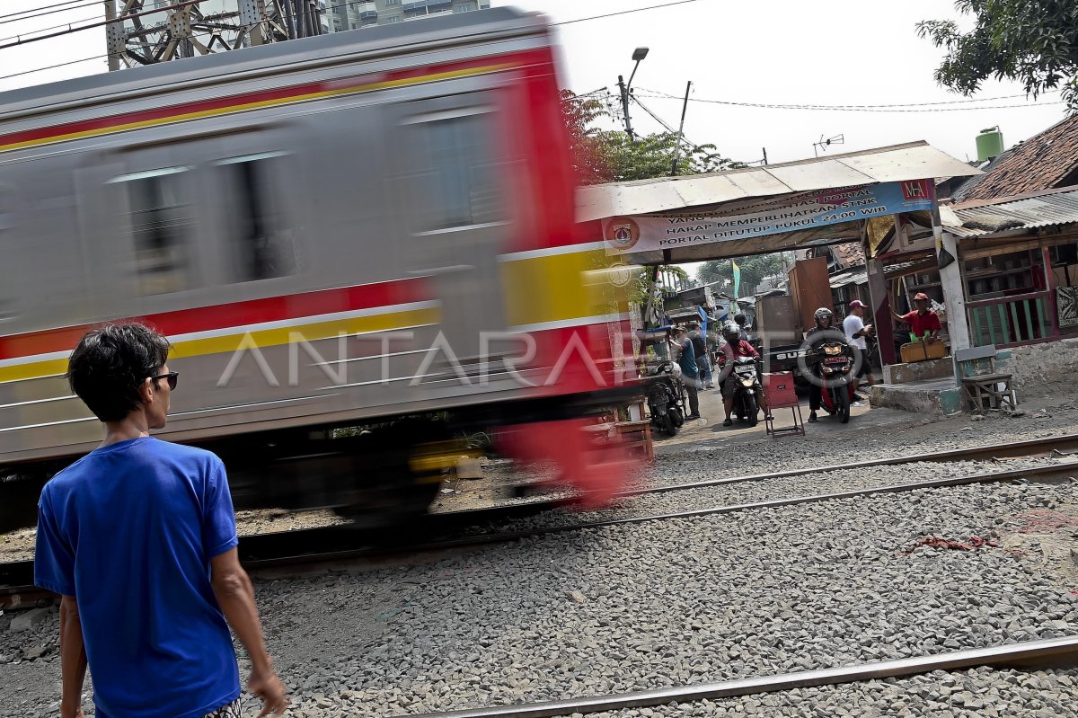 PERLINTASAN KERETA TANPA PALANG PINTU | ANTARA Foto