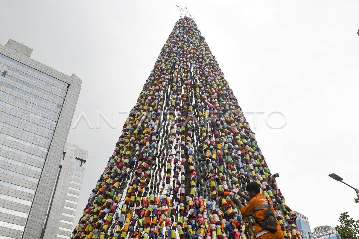 POHON NATAL DARI BOTOL MINUMAN BEKAS | ANTARA Foto