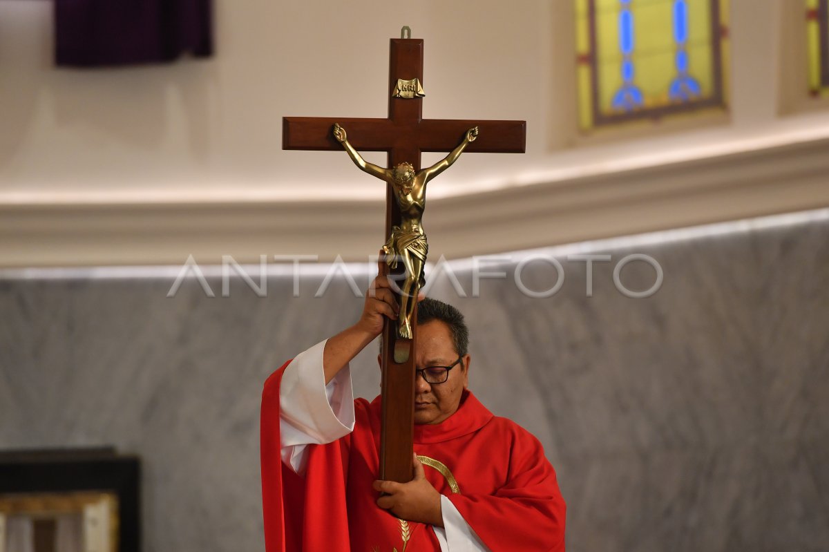 Ibadah Jumat Agung Di Surabaya Antara Foto