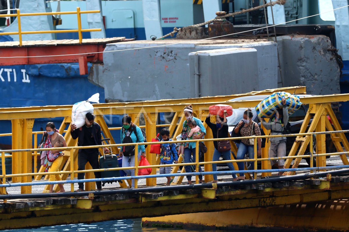 Pemudik Dari Bali Di Pelabuhan Ketapang Antara Foto