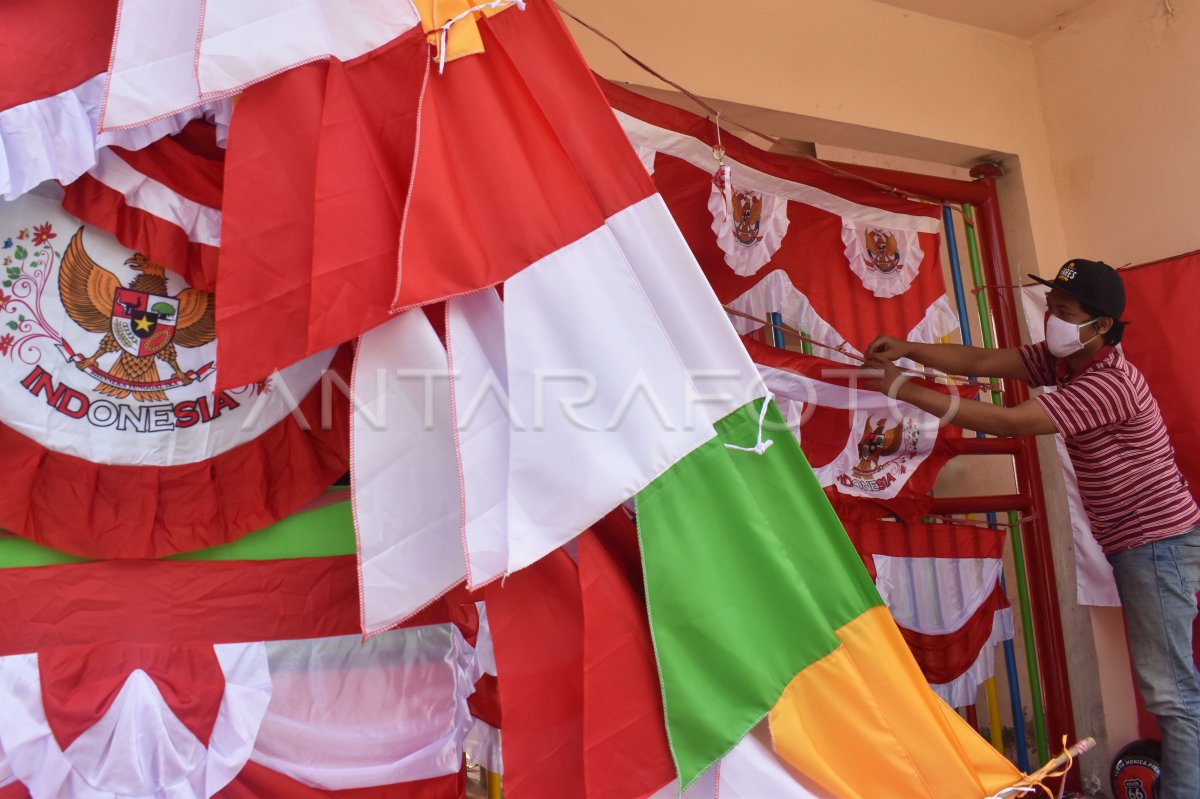 Pedagang Bendera Dan Hiasan Merah Putih Antara Foto