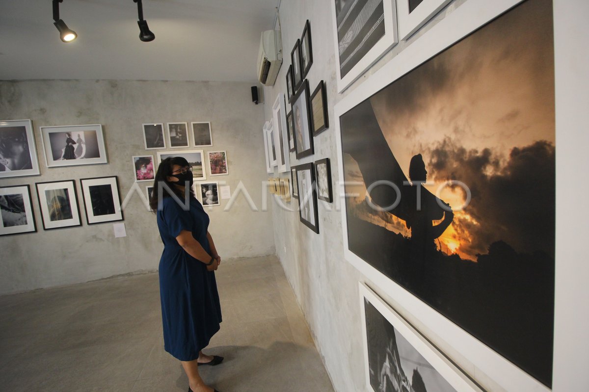 PAMERAN FOTO PEREMPUAN | ANTARA Foto