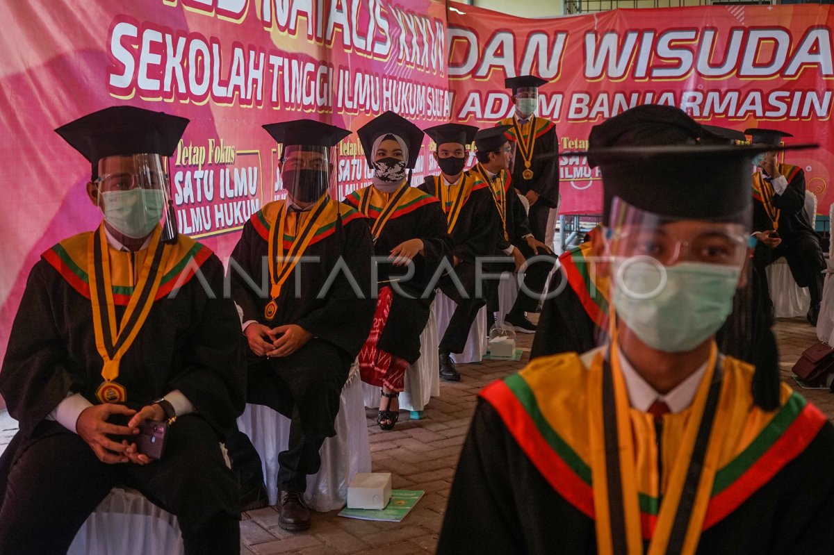 WISUDA DENGAN PENERAPAN PROTOKOL KESEHATAN COVID-19 | ANTARA Foto