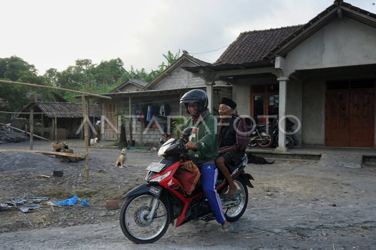 Warga Lereng Gunung Merapi Mengungsi Mandiri Antara Foto