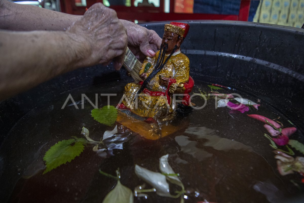 Tradisi Bersihkan Patung Dewa Jelang Perayaan Imlek Antara Foto