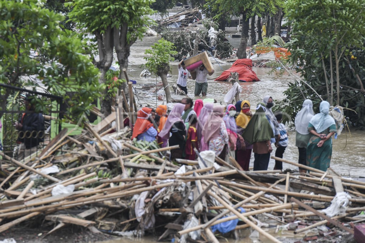 DAMPAK JEBOLNYA TANGGUL SUNGAI CITARUM | ANTARA Foto