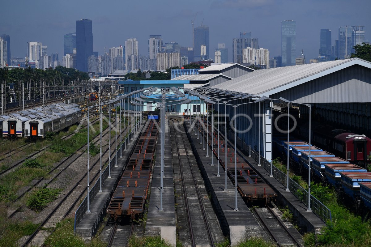 DEPO KERETA API TERBESAR DI INDONESIA ADA DI CIPINANG | ANTARA Foto