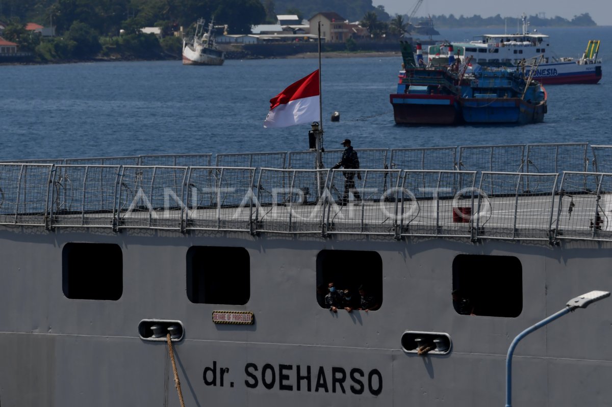 TNI AL KIBARKAN BENDERA MERAH PUTIH SETENGAH TIANG | ANTARA Foto