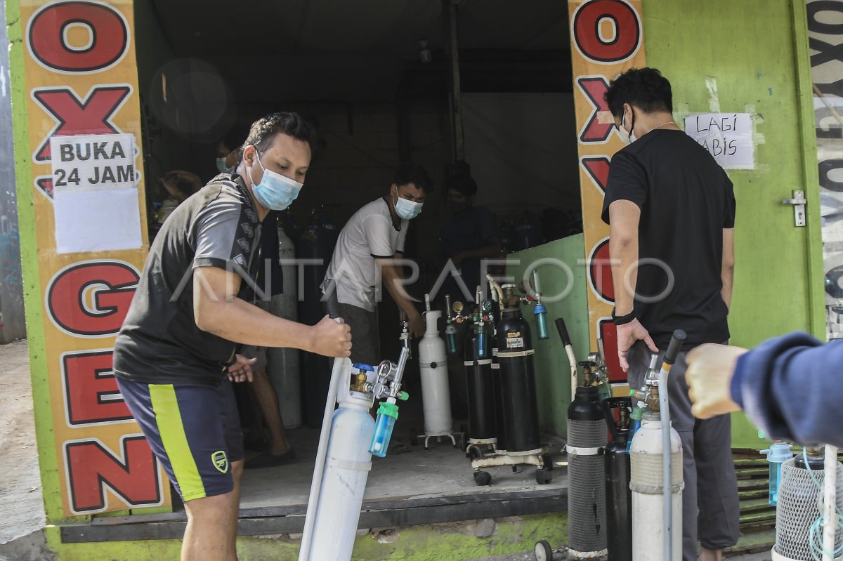 ANTREAN ISI ULANG TABUNG OKSIGEN DI BEKASI | ANTARA Foto