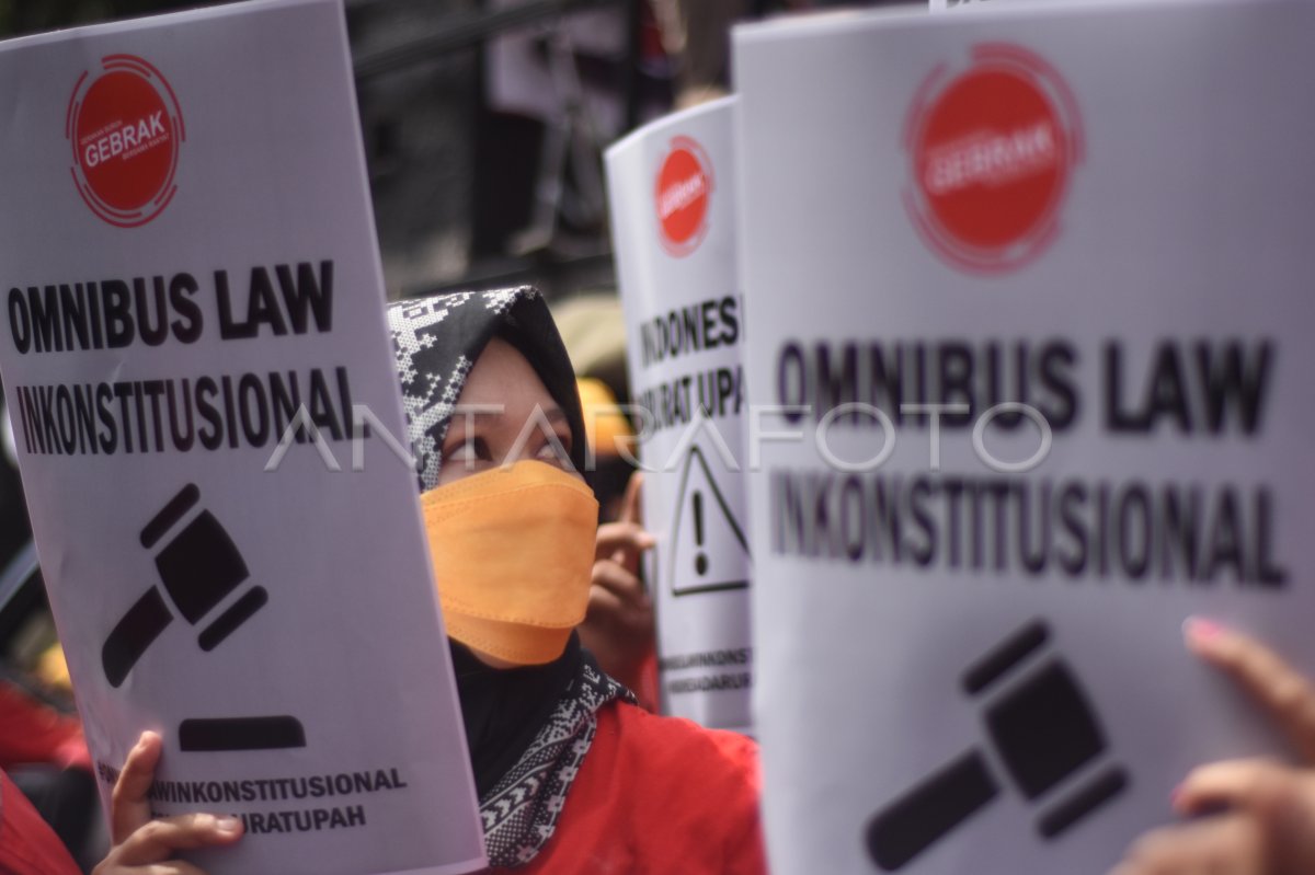 AKSI BURUH TOLAK PENETAPAN UMP DAN OMNIBUS LAW | ANTARA Foto