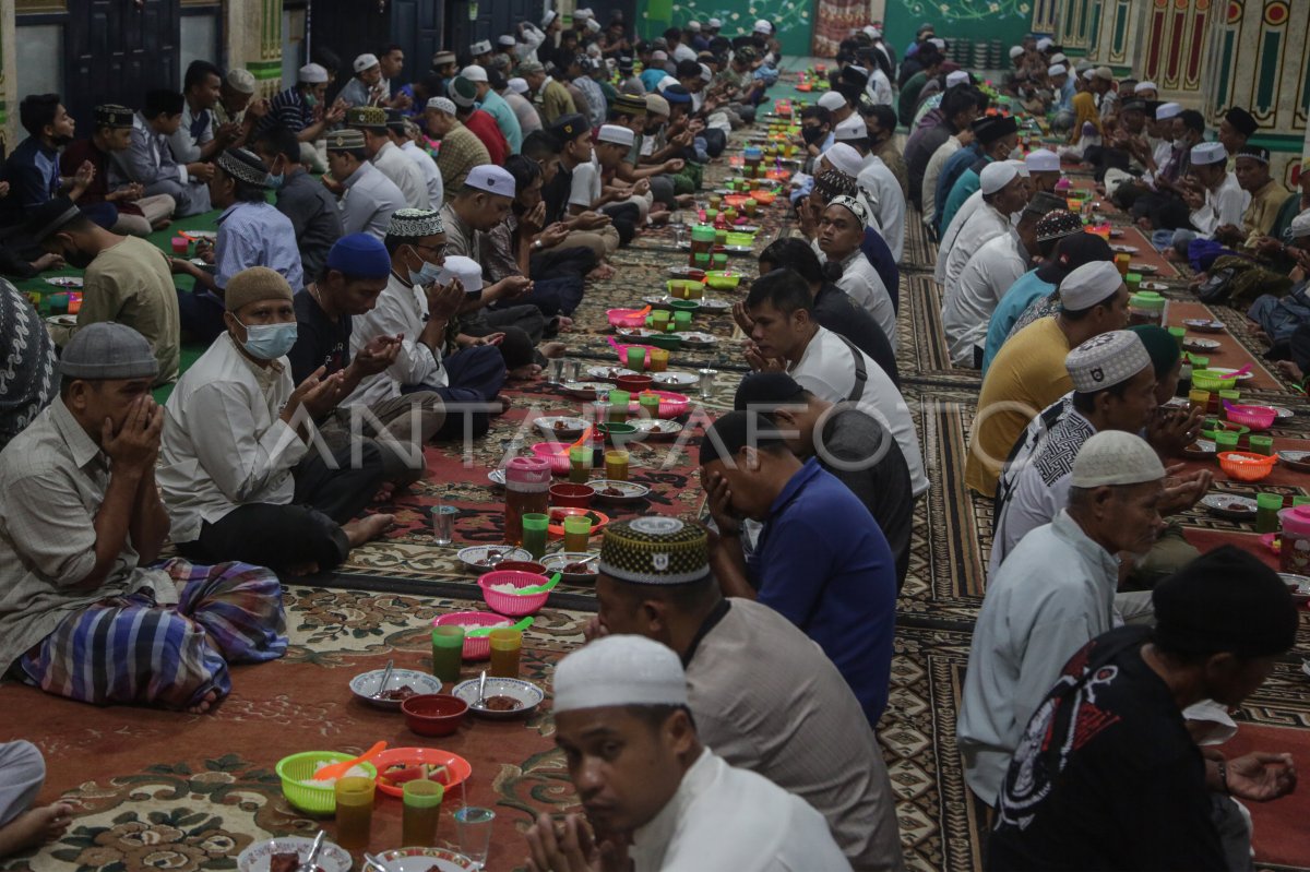 TRADISI BUKA PUASA BERSAMA DI MASJID KEMBALI DIGELAR | ANTARA Foto