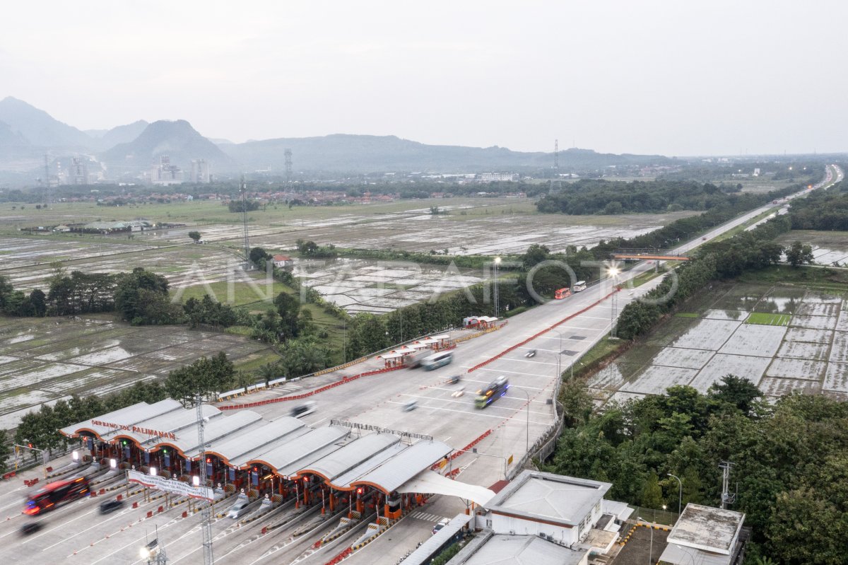 PENIADAAN TRANSAKSI DI GERBANG TOL PALIMANAN | ANTARA Foto