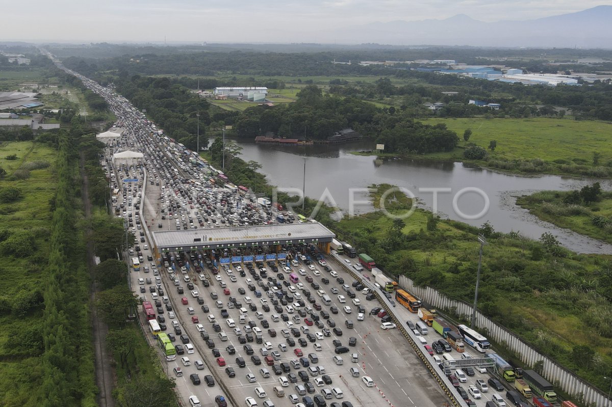 Antrean Kendaraan Di Gerbang Tol Cikampek Utama Antara Foto 7741