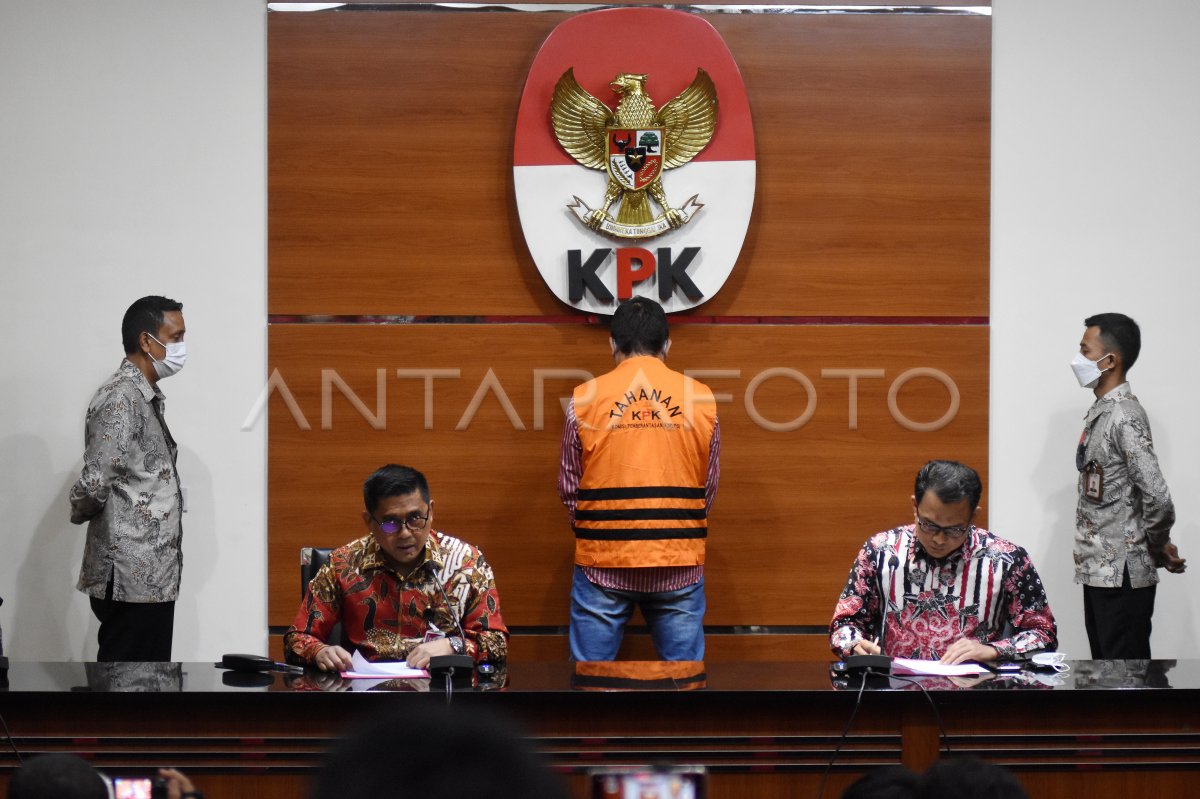 PENAHANAN TERSANGKA KORUPSI DANA PEN KABUPATEN KOLAKA TIMUR | ANTARA Foto