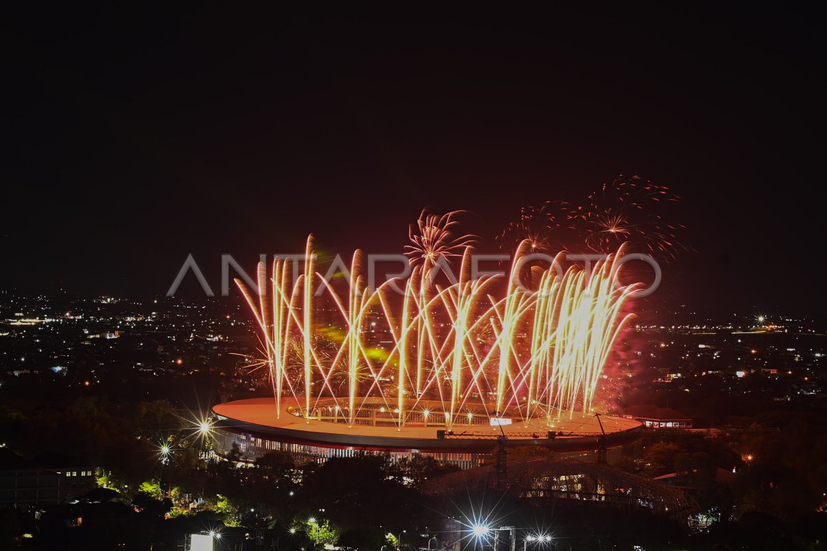 KEMBANG API PENUTUPAN ASEAN PARA GAMES 2022 | ANTARA Foto