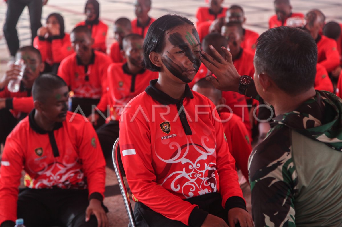 LATIHAN PASKIBRAKA PERSIAPAN UPACARA HUT RI DI KALTENG