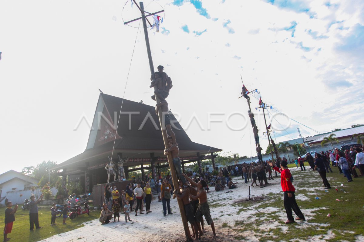 PERLOMBAAN PANJAT PINANG DI RUMAH ADAT DAYAK KALTENG