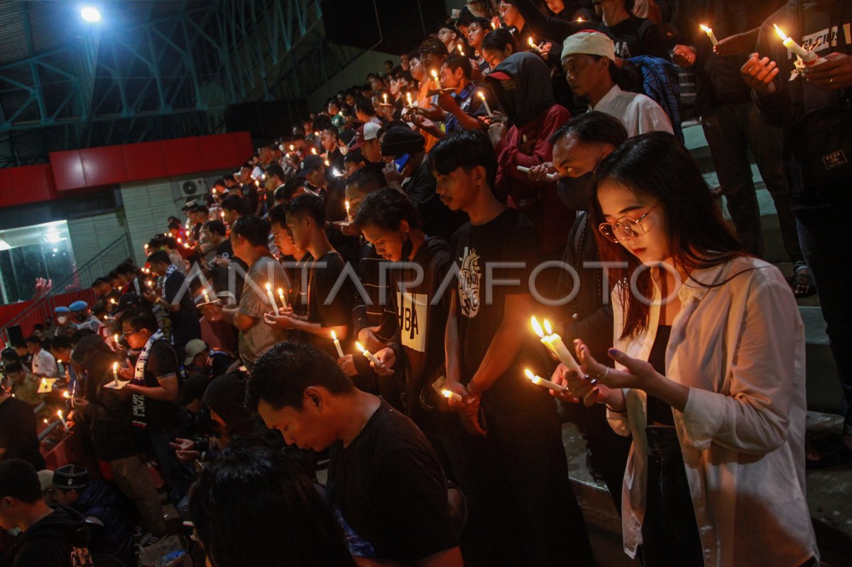 Aksi Doa Bersama Untuk Korban Tragedi Stadion Kanjuruhan Antara Foto