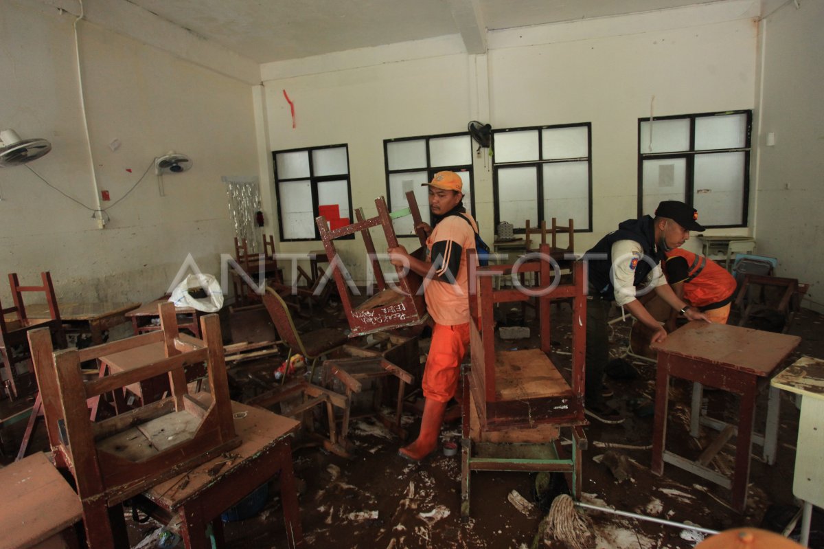 TEMBOK MTSN 19 JAKARTA ROBOH AKIBAT BANJIR | ANTARA Foto