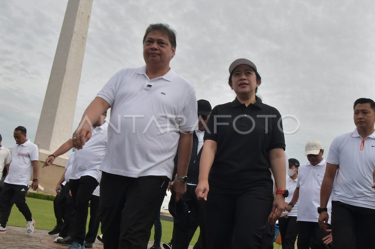 Jalan Santai Puan Dan Airlangga Di Monas Antara Foto 1344