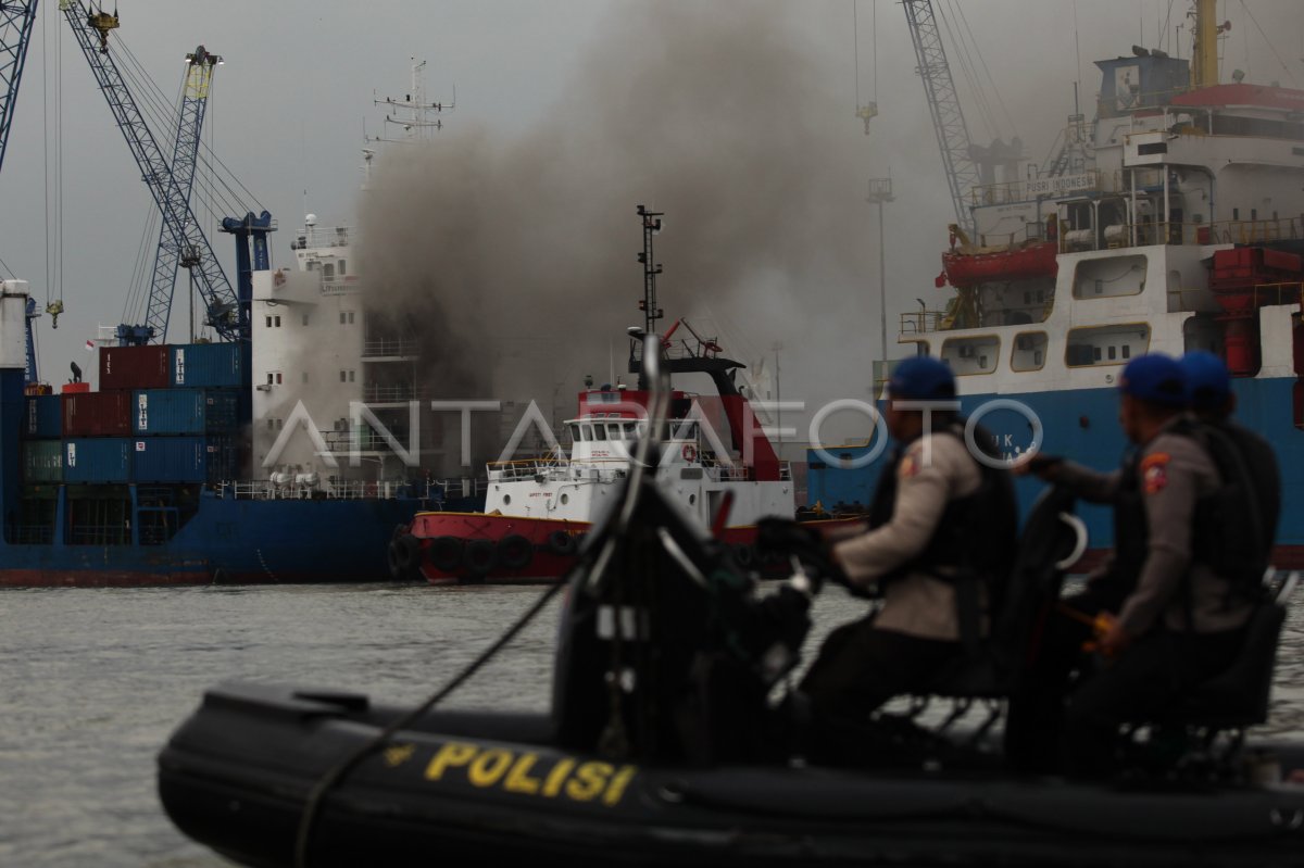 Kapal Kargo Terbakar Di Pelabuhan Tanjung Perak Antara Foto