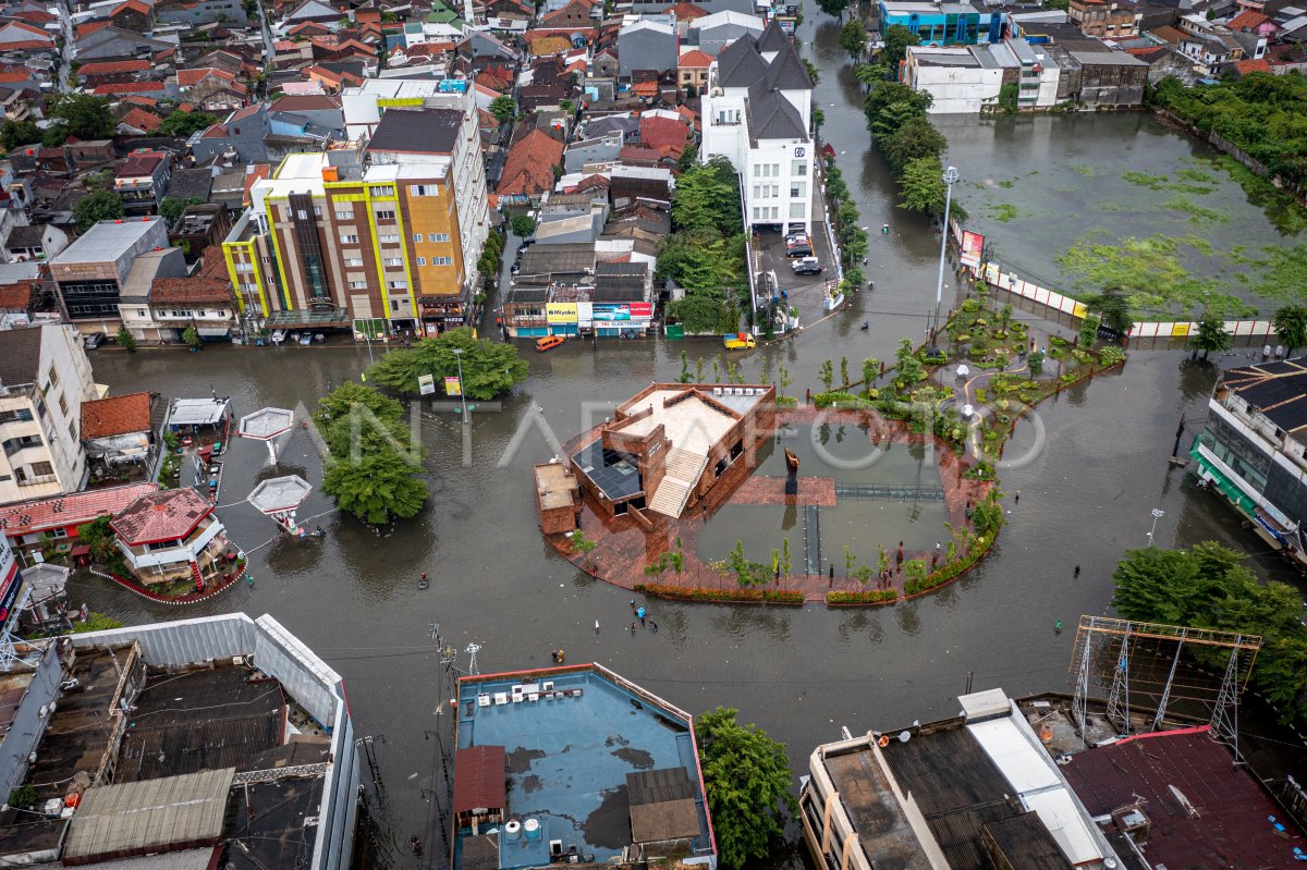 Banjir Di Kawasan Cagar Budaya Nasional Kota Lama Semarang Antara Foto