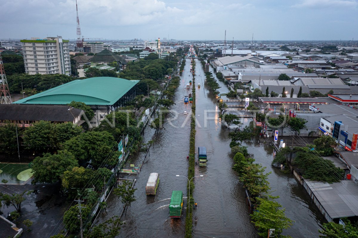 BANJIR MERENDAM JALUR PANTURA SEMARANG | ANTARA Foto