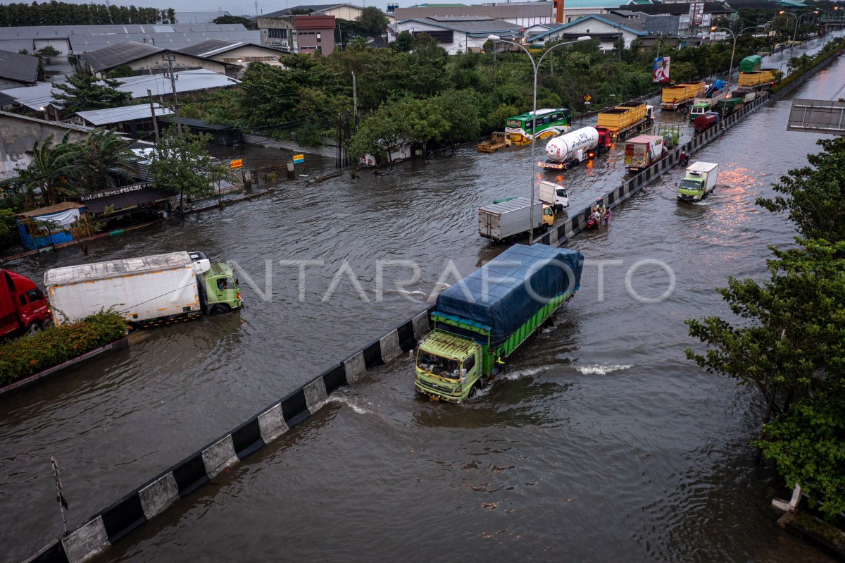 BANJIR MERENDAM JALUR PANTURA SEMARANG | ANTARA Foto