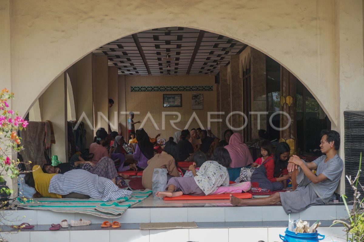 WARGA TERDAMPAK BANJIR PEKALONGAN MENGUNGSI | ANTARA Foto