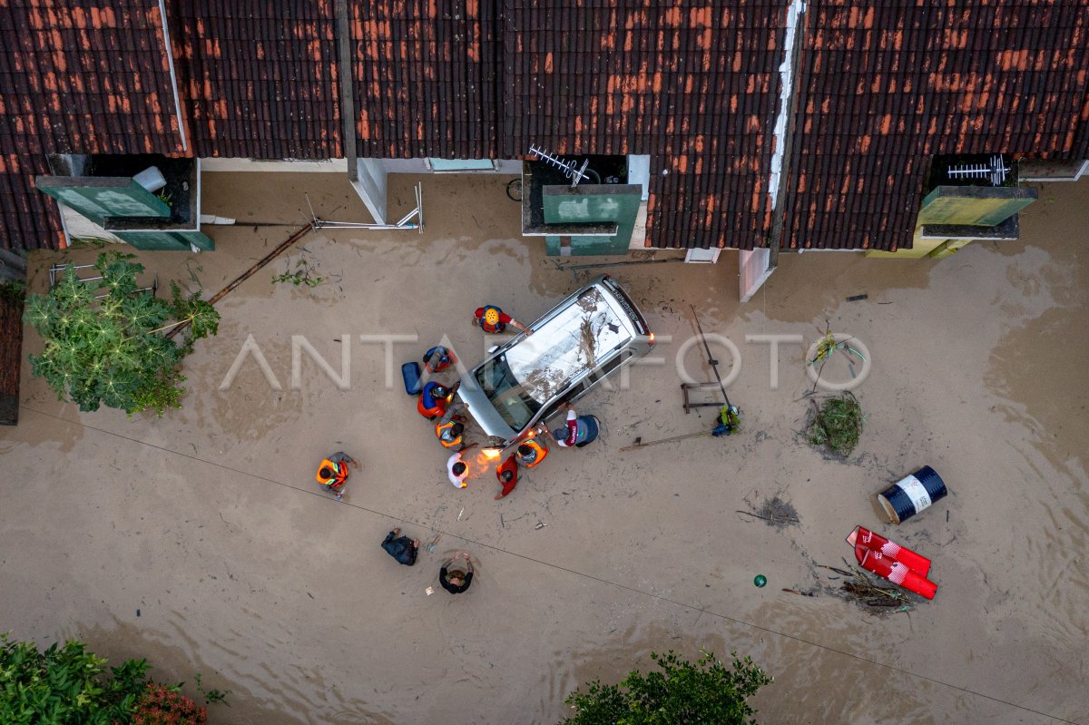 BANJIR BANDANG DI PERUMAHAN DINAR INDAH SEMARANG | ANTARA Foto