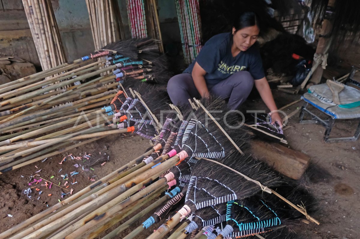 Kerajinan Sapu Sawang Antara Foto