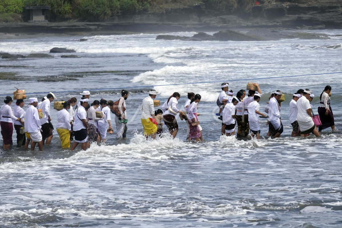 Persembahyangan Di Pura Tanah Lot Bali Antara Foto