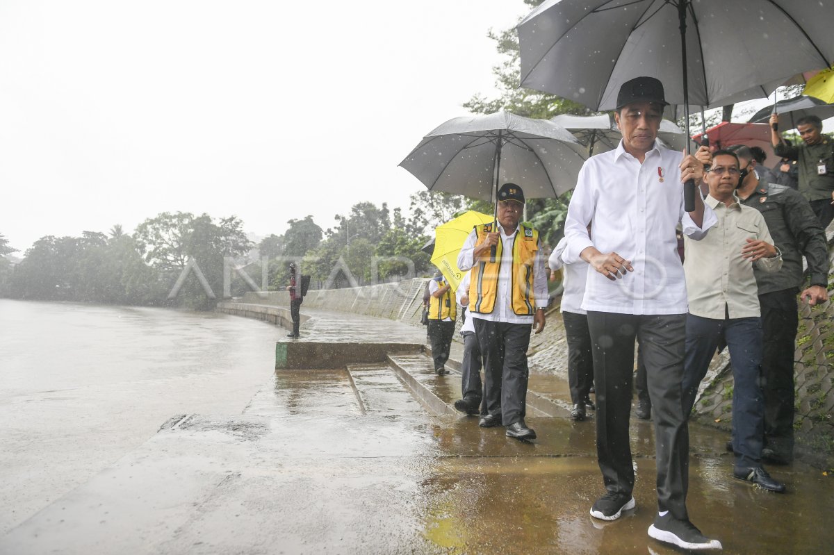 PRESIDEN TINJAU LOKASI NORMALISASI CILIWUNG | ANTARA Foto