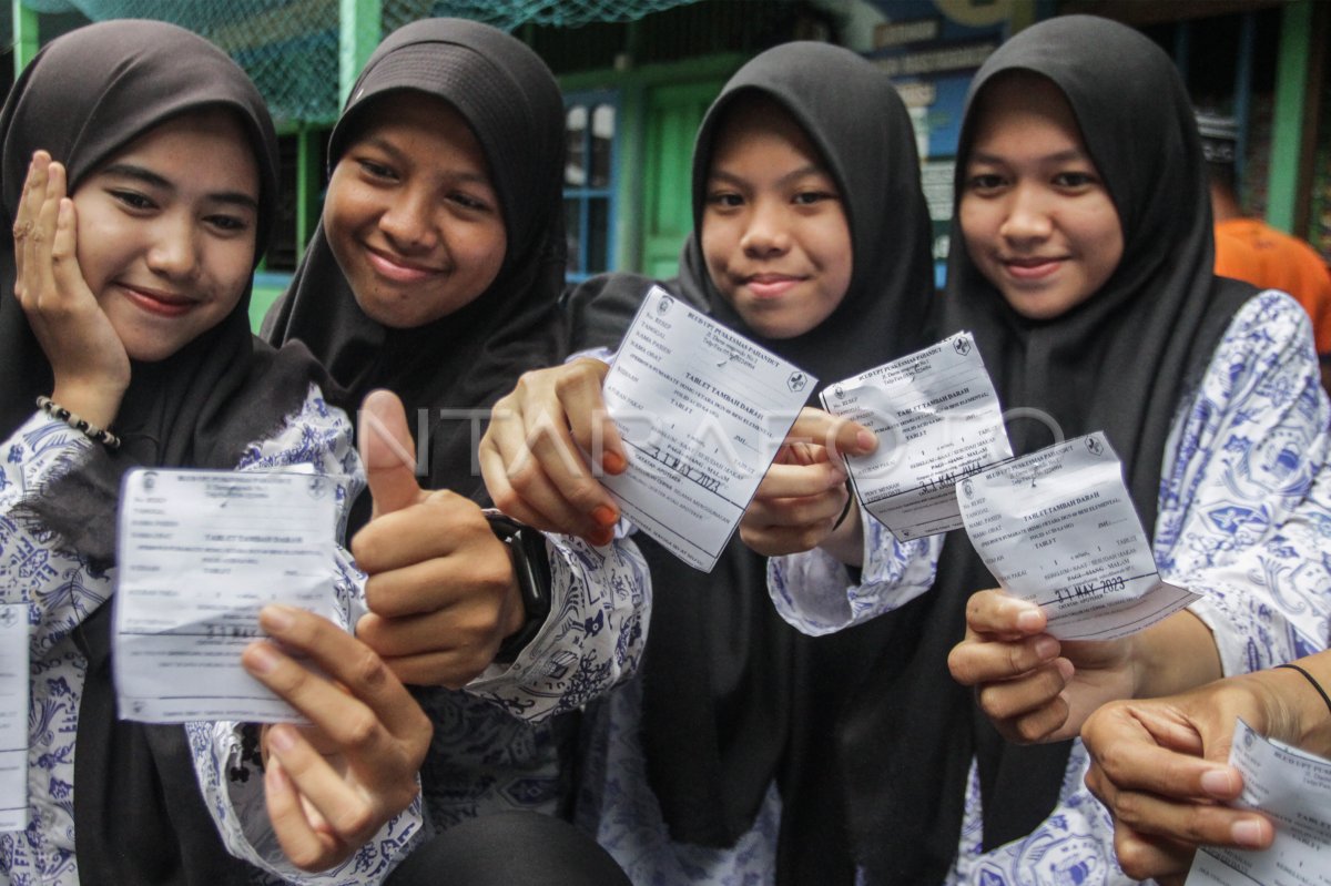 PROGRAM PEMBAGIAN TABLET TAMBAH DARAH UNTUK REMAJA PUTRI | ANTARA Foto