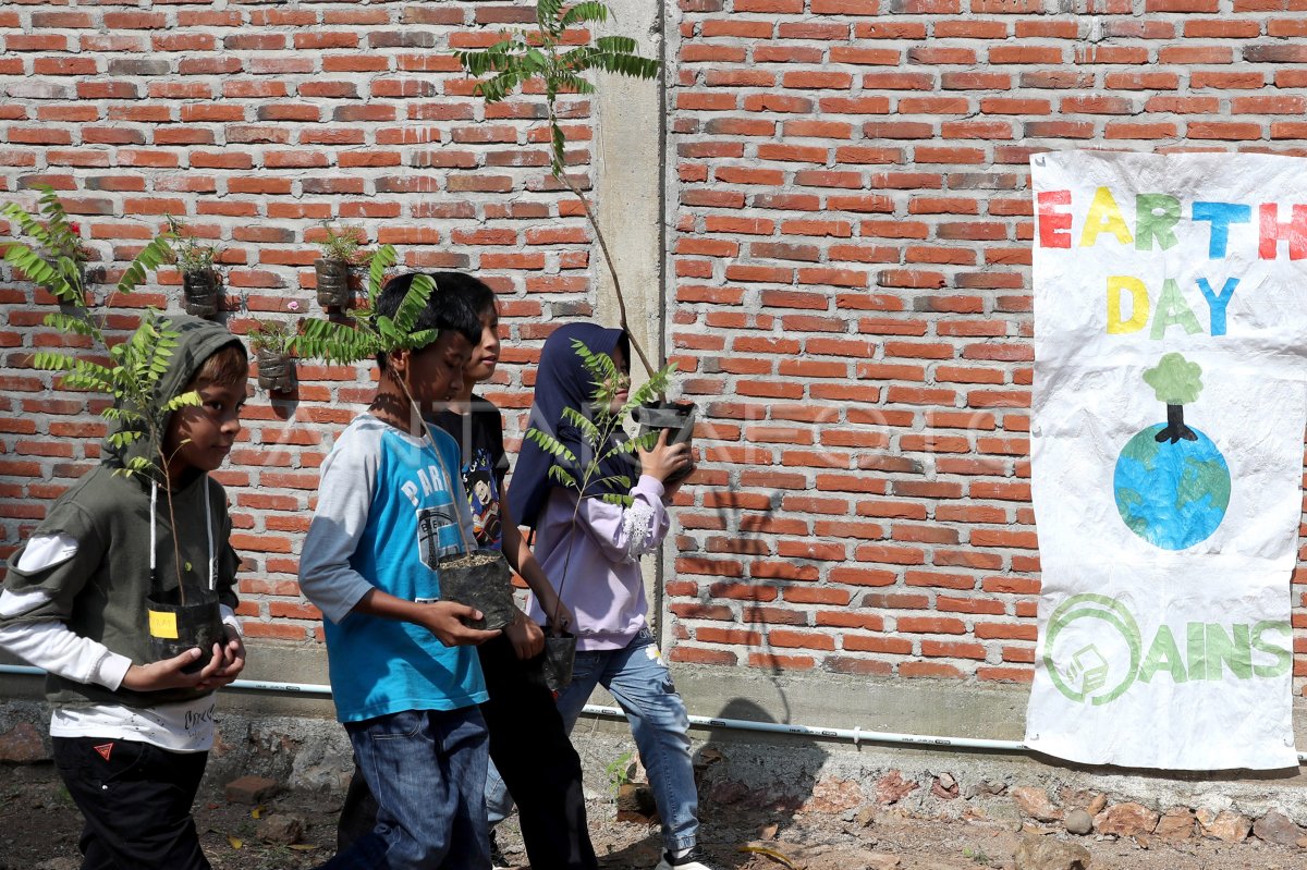 PENANAMAN POHON SEKOLAH ALAM