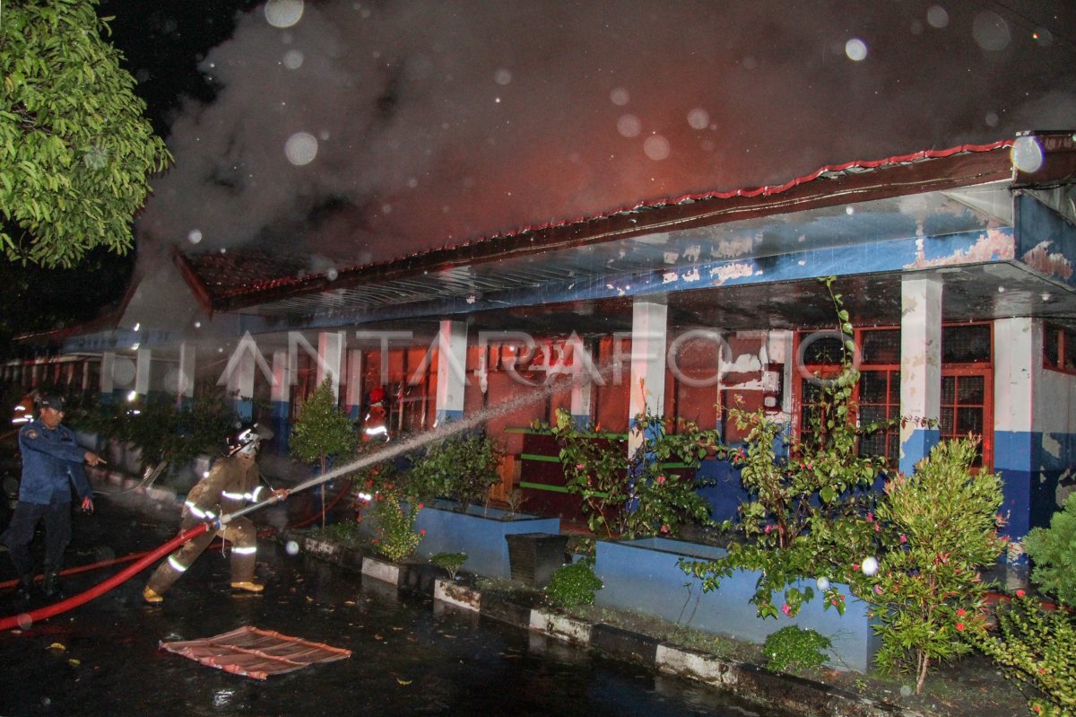 Kebakaran Gedung Di Universitas Palangka Raya Antara Foto