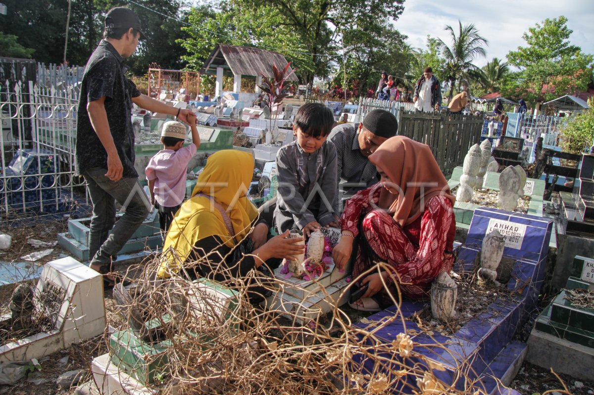 Ziarah Kubur Jelang Ramadhan H Di Palangka Raya Antara Foto