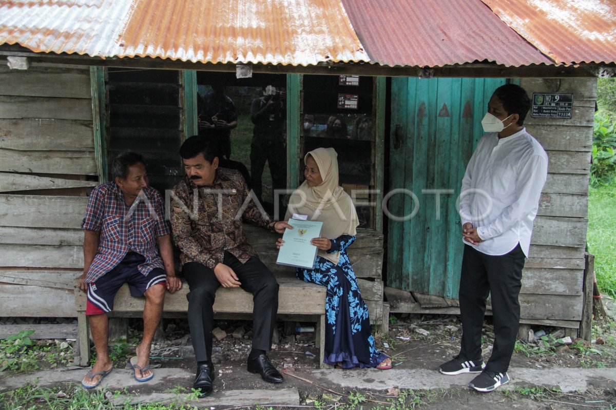 Menteri Atr Bpn Serahkan Sertifikat Tanah Di Palangka Raya Antara Foto