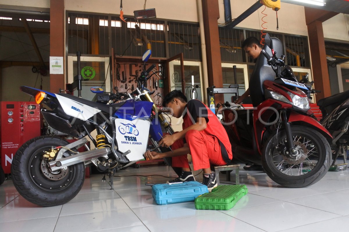 BENGKEL KONVERSI MOTOR BBM KE LISTRIK | ANTARA Foto