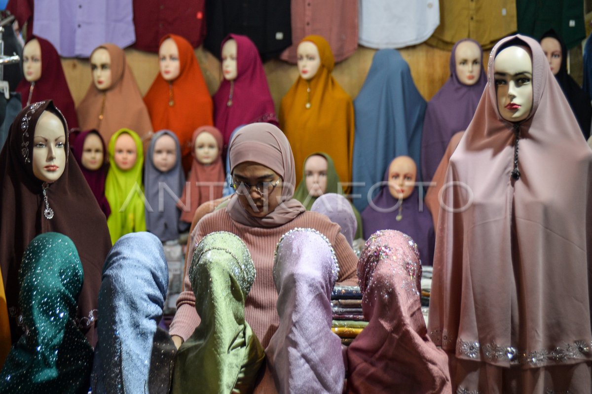 PENJUALAN PAKAIAN MUSLIM DI BANDUNG | ANTARA Foto