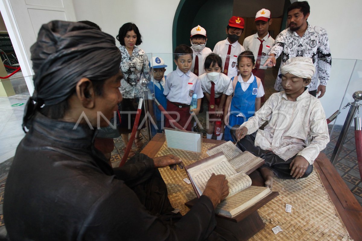 Pelajar Berkunjung Di Museum Pendidikan Surabaya | ANTARA Foto